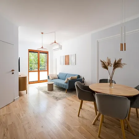 Tawerny Terrace By Bookinghost *