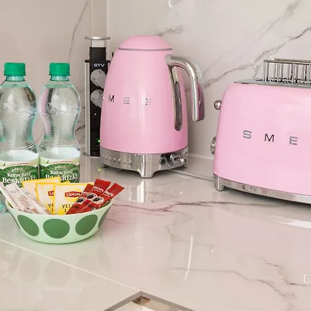 Tawerny Terrace By Bookinghost *