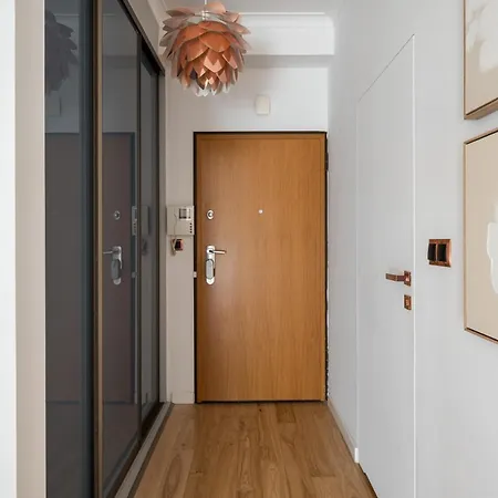 Tawerny Terrace By Bookinghost *